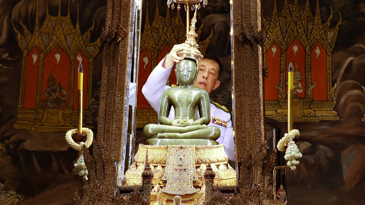 ในหลวง-พระราชินี เสด็จฯ ทรงเปลี่ยนเครื่องทรงฤดูร้อน พระแก้วมรกต