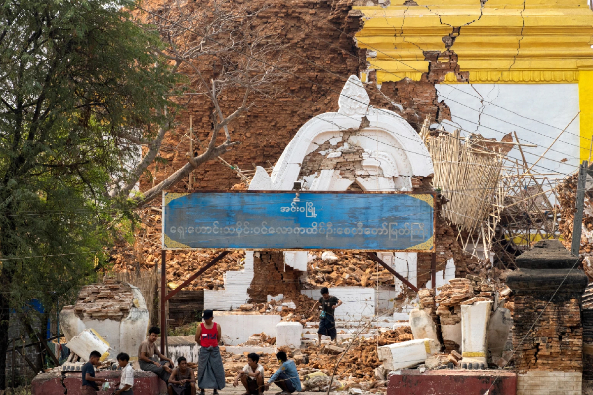 รวมภาพความเสียหายใน 'เมียนมา' ชาวบ้านต้องใช้สองมือขุดซากอาคาร