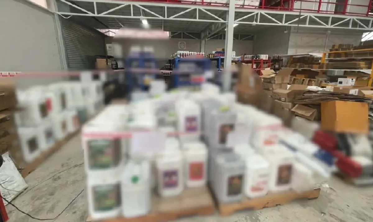 ปคบ. บุกทลายโรงงานปุ๋ยเถื่อนกลางกรุง เตรียมส่งขายออนไลน์