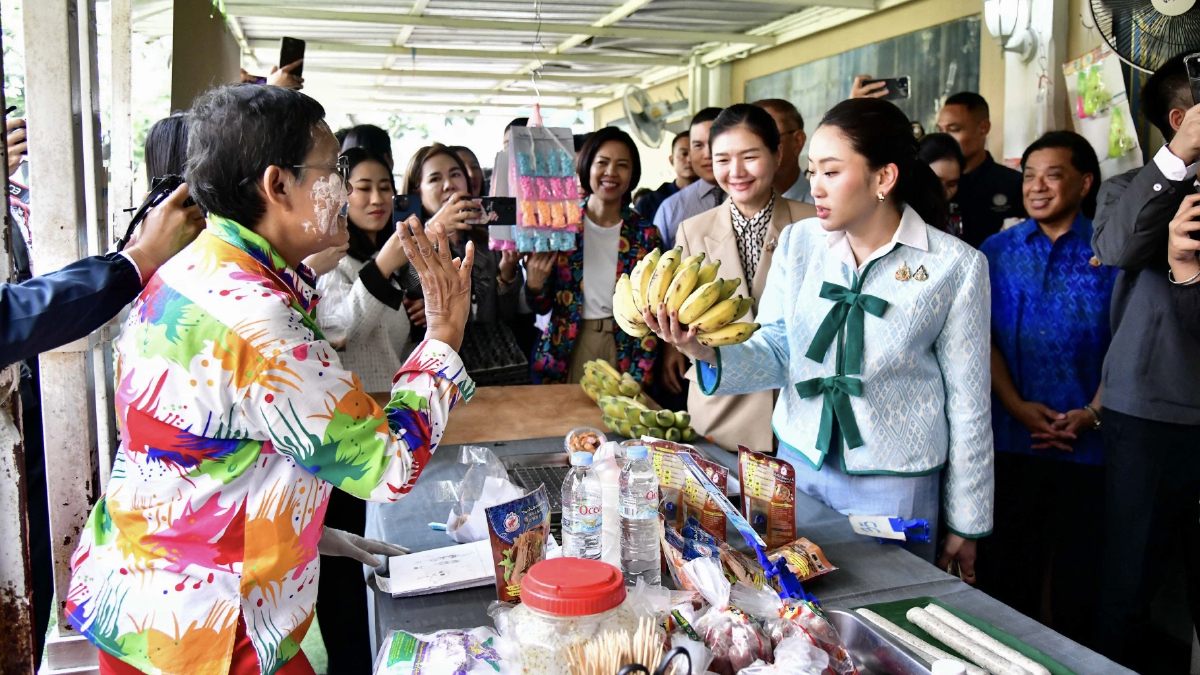 ‘แพทองธาร’ พบปะ ขรก. อุดหนุน ของกินพ่อค้าแม่ค้าใน ‘ทำเนียบฯ’
