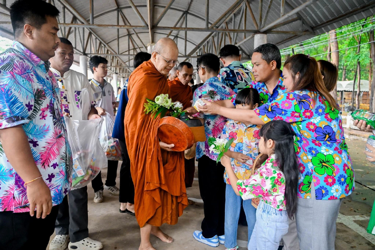 สงกรานต์ 2568 ทำบุญตักบาตร เสริมสิริมงคลรับปีใหม่ไทย