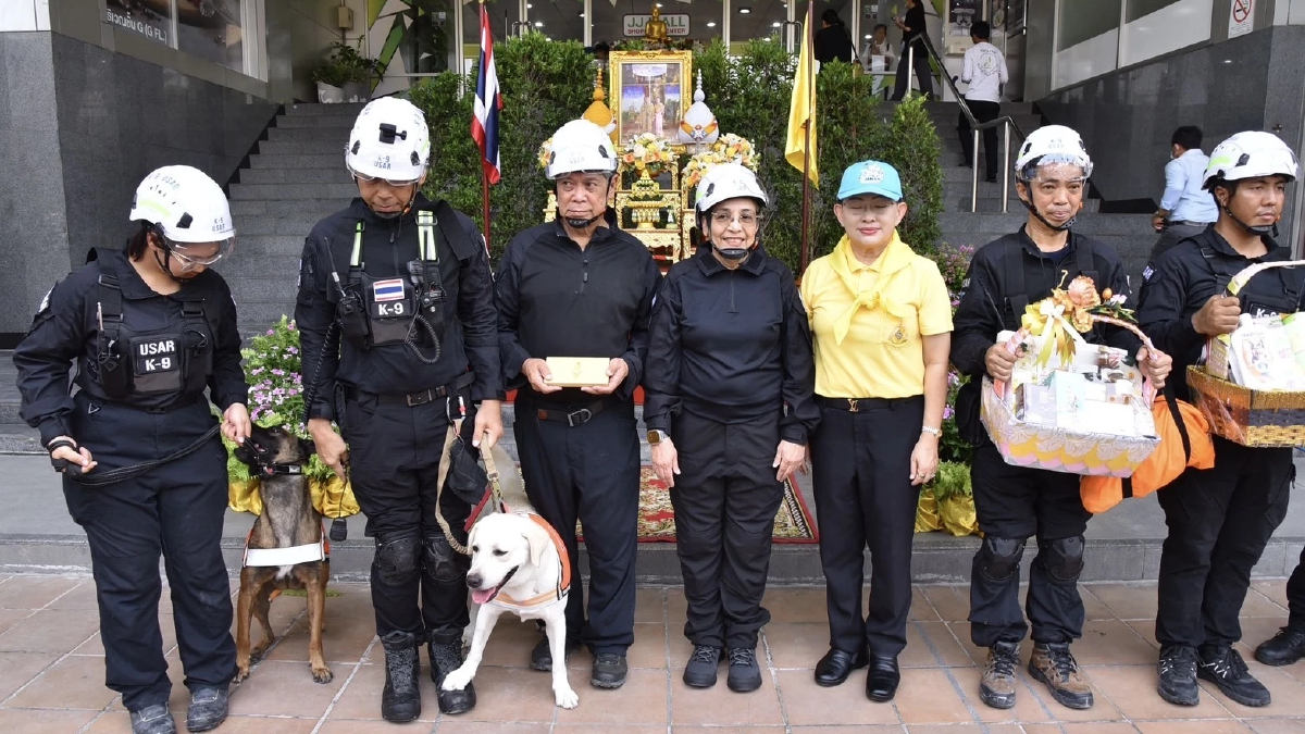 ‘ในหลวง-ราชินี’ พระราชทานเงิน-สิ่งของ บำรุงขวัญกำลังใจ ทีมK9