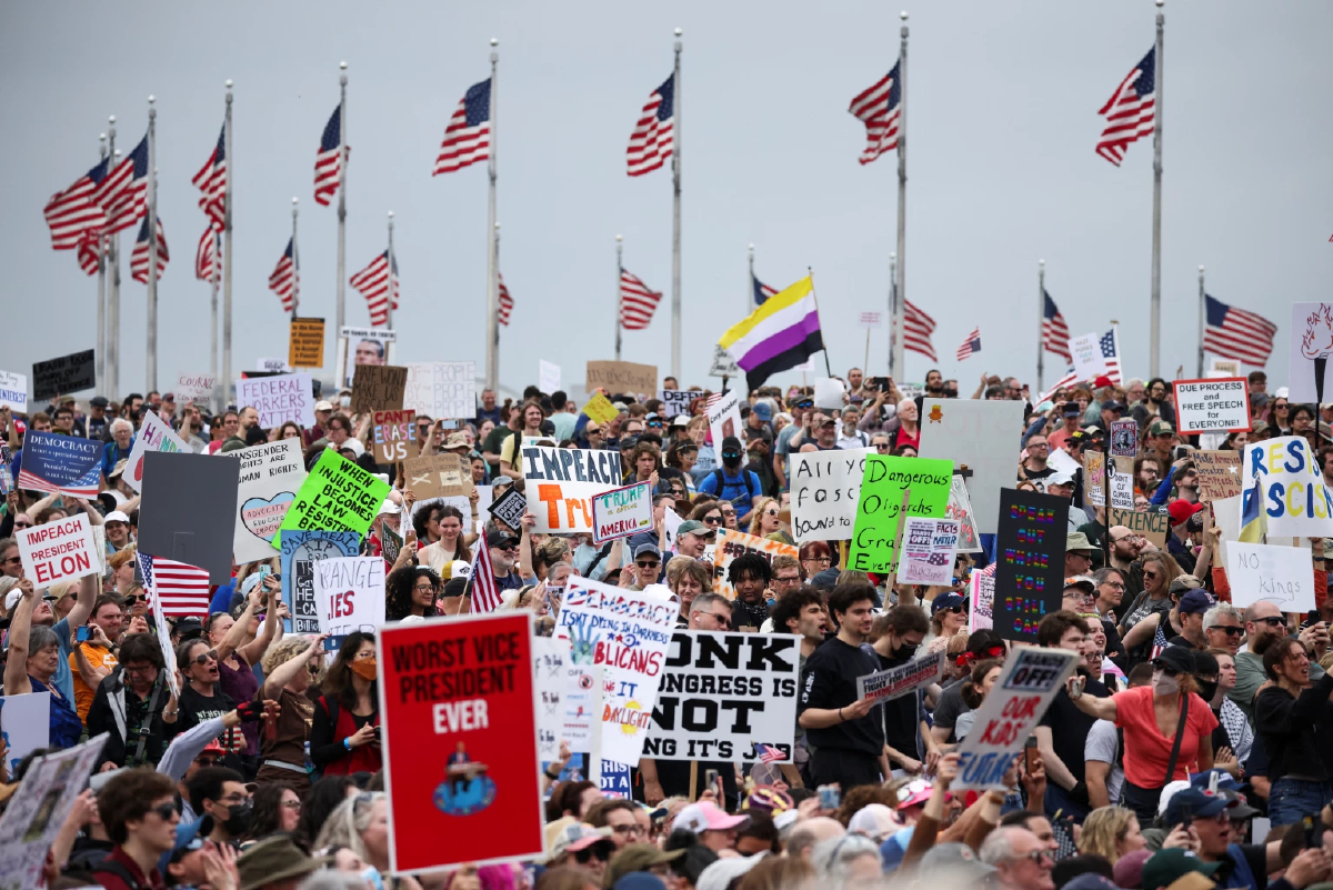 เดือด! คนนับล้านพร้อมใจประท้วงไล่ 'ทรัมป์-มัสก์' ทั่วสหรัฐ-โลก