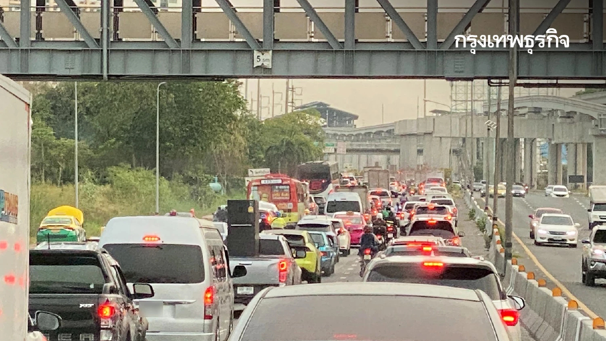 เช็กเส้นทาง ถนนศรีนครินทร์ รถติดหนักมาก รถสะสม รถวิ่งได้ 1 ช่องทาง