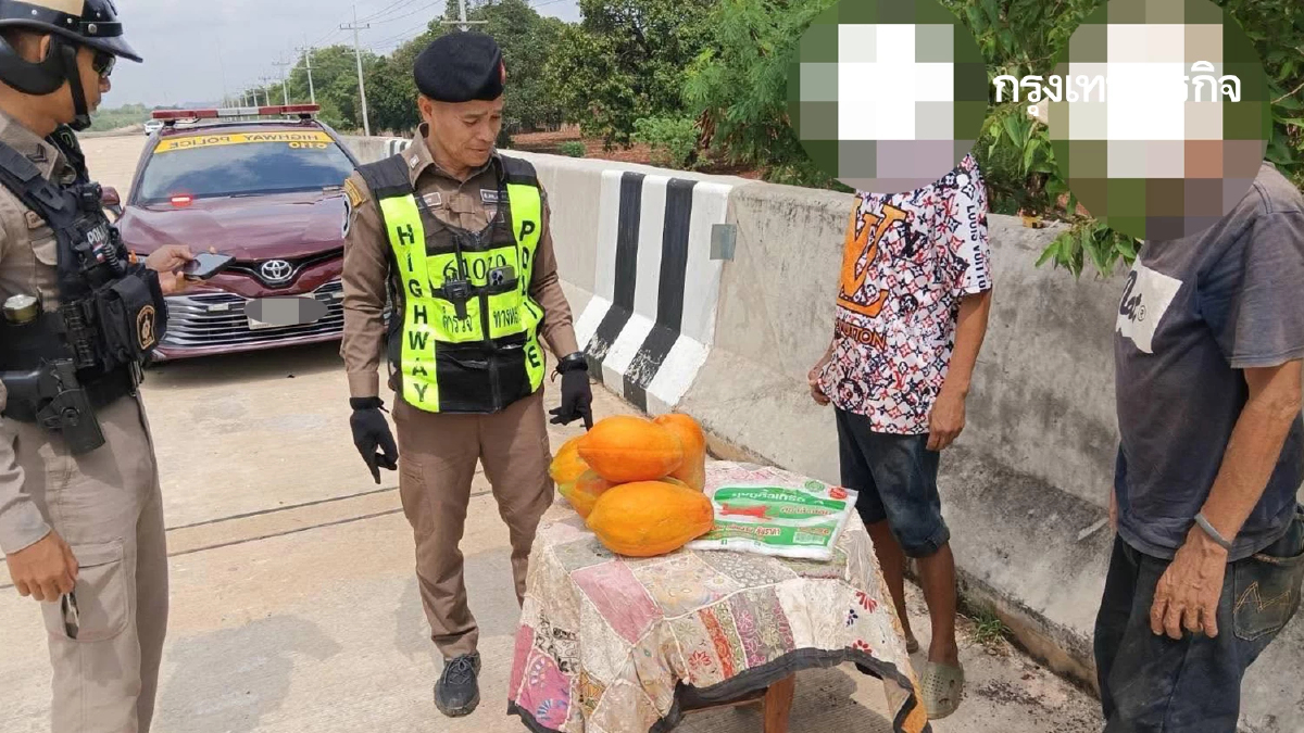 อย่าทำตาม โคราชวุ่น ชาวบ้านตั้งร้านขายผลไม้ กลางมอเตอร์เวย์ M6