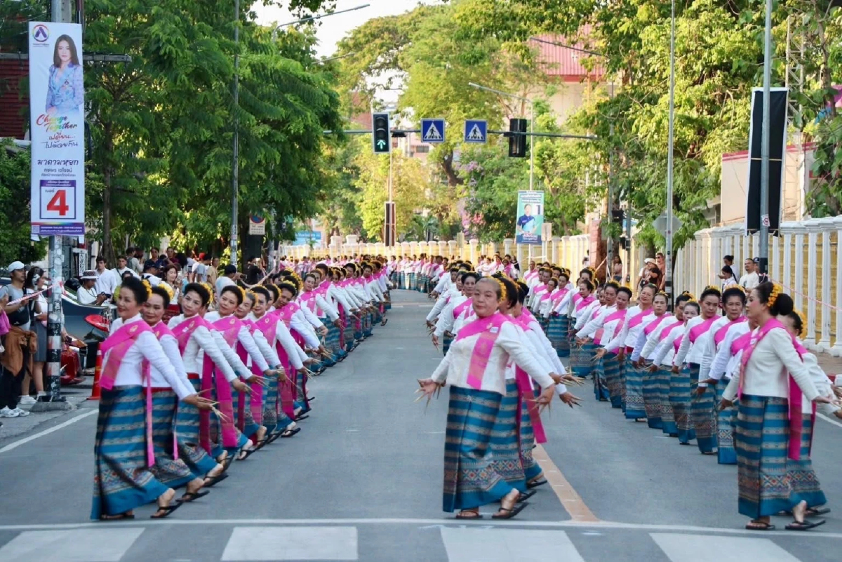'มาดามหยก' ปลื้ม 'ฟ้อนเล็บล้านนา'ทุบสถิติโลก ลงกินเนสส์บุ๊ก