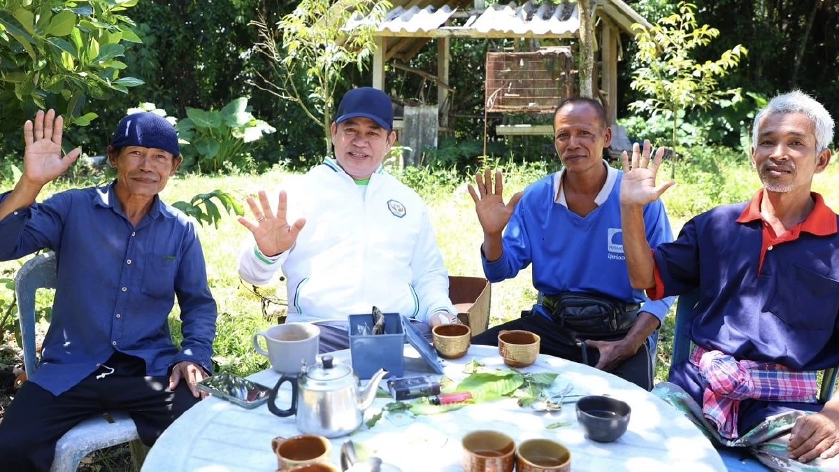 ‘ธรรมนัส’ ล้อมวงกินน้ำชา ชาวบ้าน ช่วย บิ๊กโอ หาเสียง นครศรีฯ เขต8