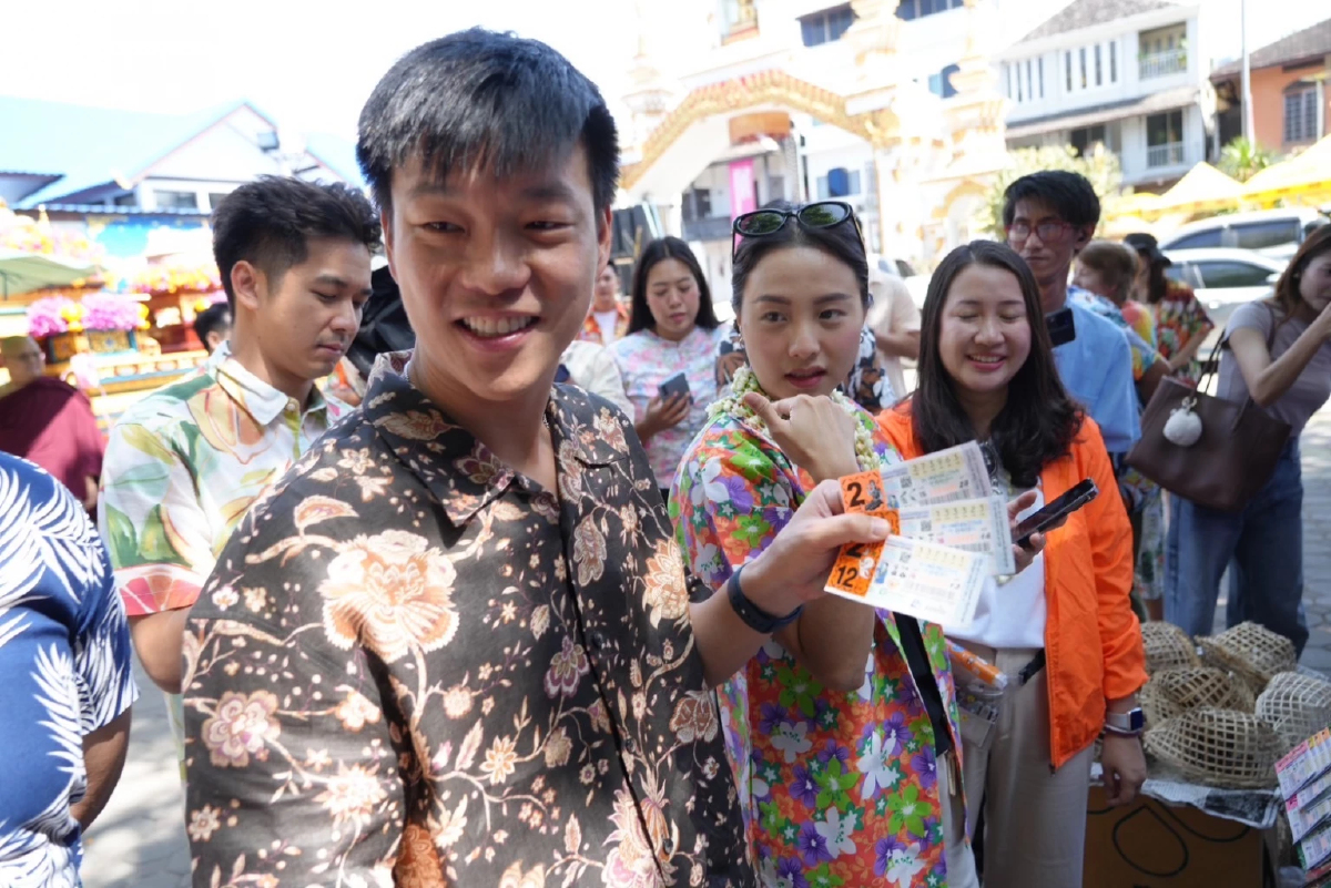 'เท้ง' สักการะพระอุปคุต ซื้อลอตเตอรี่เลข11ก่อนเล่นน้ำท่าแพ