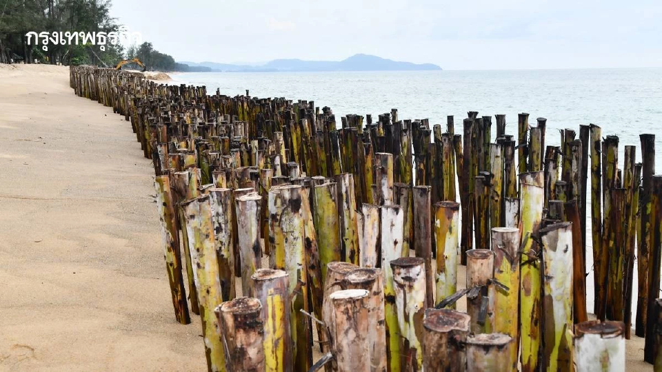 หาดทรายแก้ว ภูเก็ต ถูกกัดเซาะหนัก กระทรวงทรัพยากรฯ แก้ด้วยรั้วไม้ดักทราย