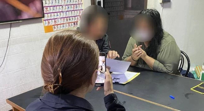 โกงครูเงิน ช.พ.ค. บุกจับสาว จนท. ที่สมุทรปราการ ตามหมายจับศาล