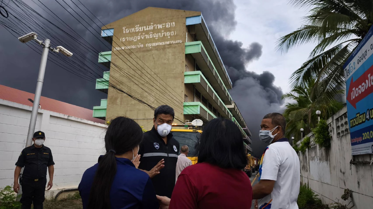 'ผู้ว่าฯ ชัชชาติ' สั่งตั้งศูนย์บัญชาการส่วนหน้าไฟไหม้โรงงานเฟอร์นิเจอร์