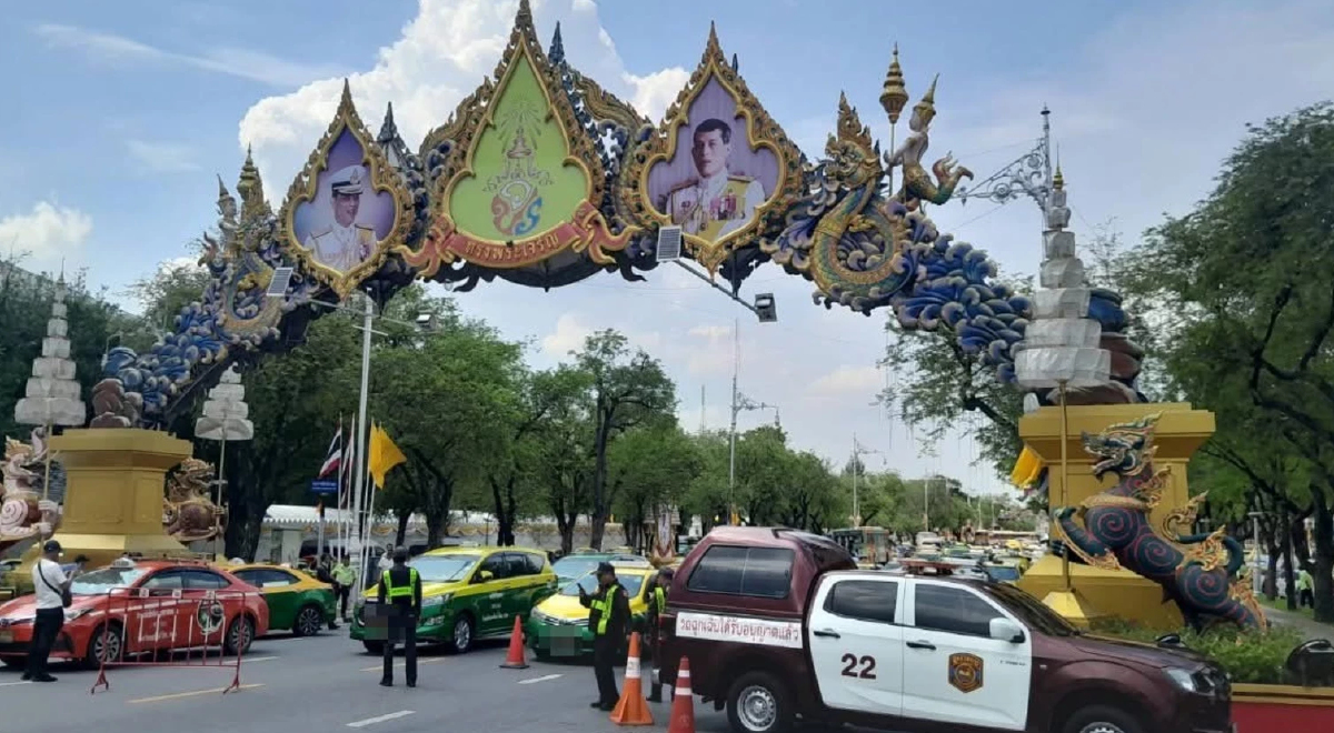 แท็กซี่รวมพลปิดราชดำเนิน ประท้วงรถป้ายดำ โวยกฎหมายทำลายอาชีพ