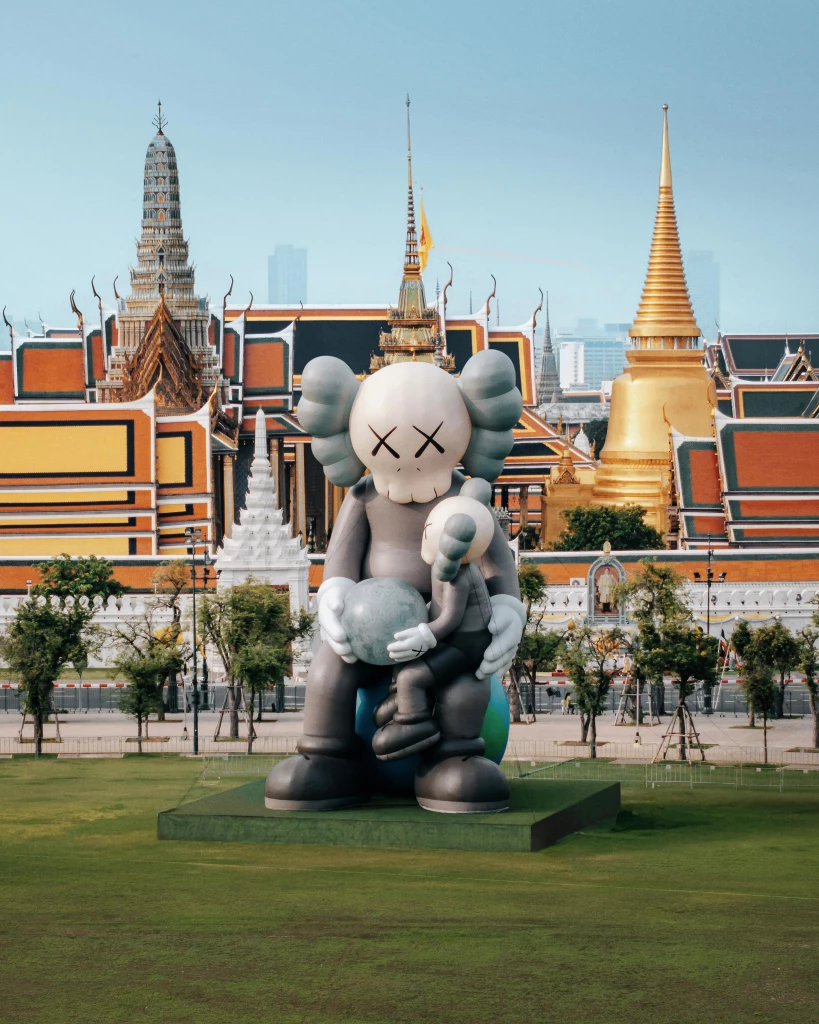 ครั้งแรกในไทย! ‘KAWS:HOLIDAY THAILAND’ งานศิลป์ขนาดยักษ์ เช็กอิน ‘สนามหลวง’ 13-25 พ.ค. 68