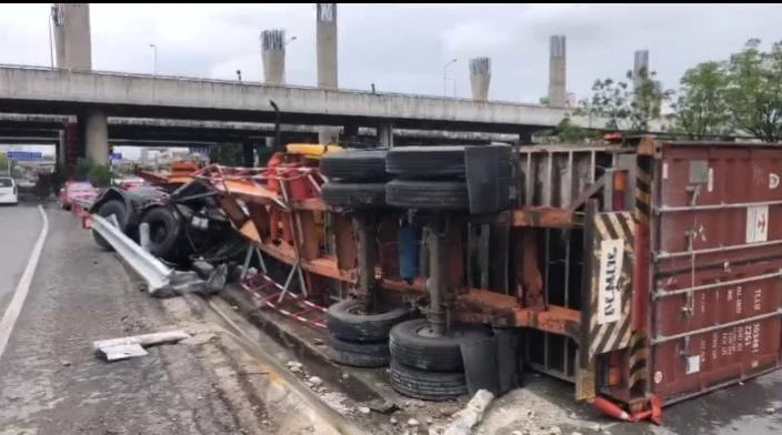 ถนนพระราม 2 รถติด เหตุ 18 ล้อลากพลิกตกจากสะพาน กีดขวางจราจร