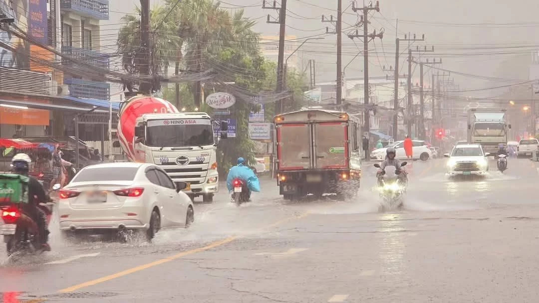 ด่วน ภูเก็ตฝนตกหนักต่อเนื่อง มีน้ำท่วมขัง เฝ้าระวังใกล้ชิด