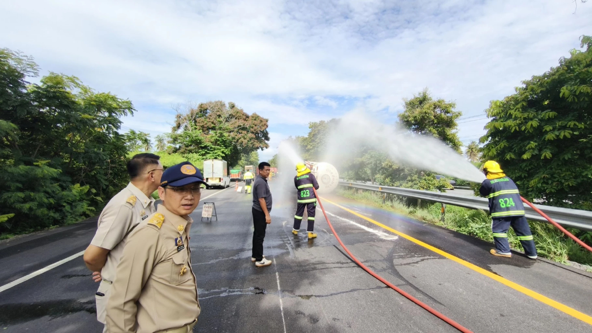 รถบรรทุกก๊าซ LPG พลิกคว่ำ ถนนเพชรเกษม แนะเลี่ยงเส้นทาง