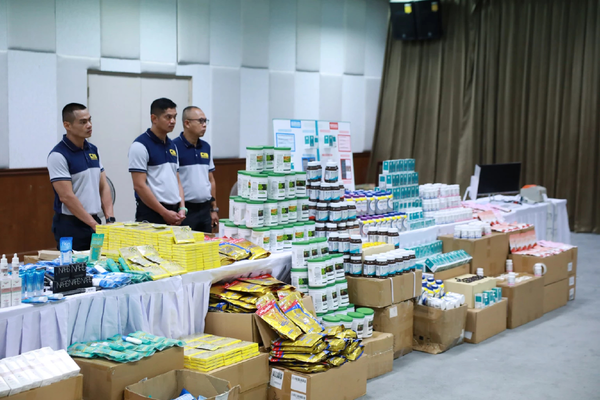 พาณิชย์ -บก.ปอศ. บุกทลายโกดังสินค้าปลอมเครื่องหมายการค้า มูลค่ากว่า 52 ล้านบาท