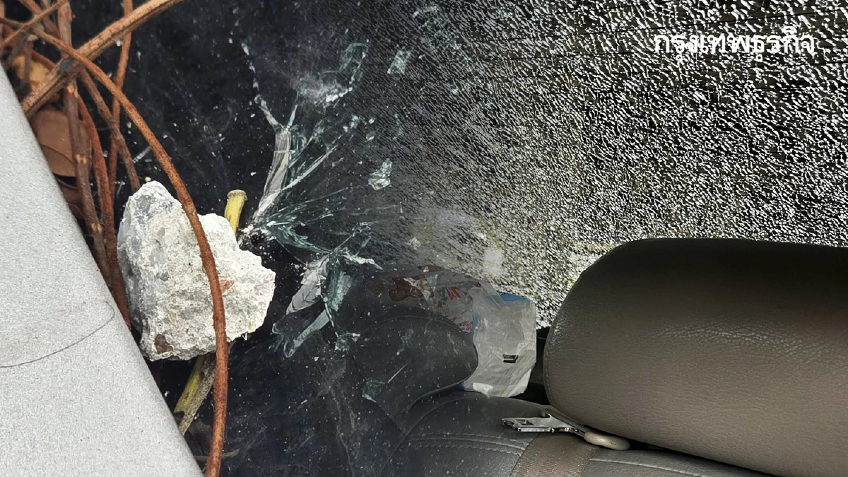 ความปลอดภัยอยู่ไหน ถนนพระราม 2 อีกแล้ว เศษปูนหล่นใส่รถ กระจกแตก