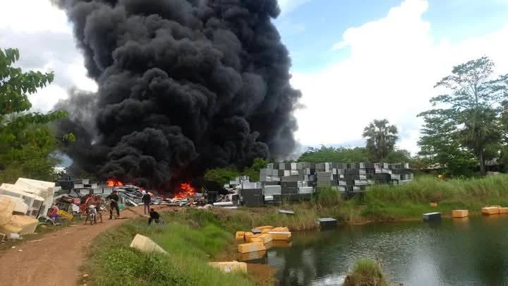 ไฟไหม้ร้านขายของมือสอง ล่าสุด คุมเพลิงได้แล้ว ควันคลุมไกล 10 กม.