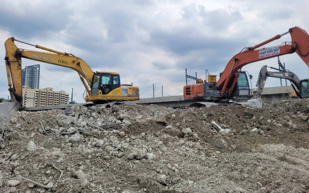 กู้ซากตึกสตง. ถล่ม เปิดพื้นชั้นใต้ดิน ค้นหาผู้สูญหายอีก 13 ราย