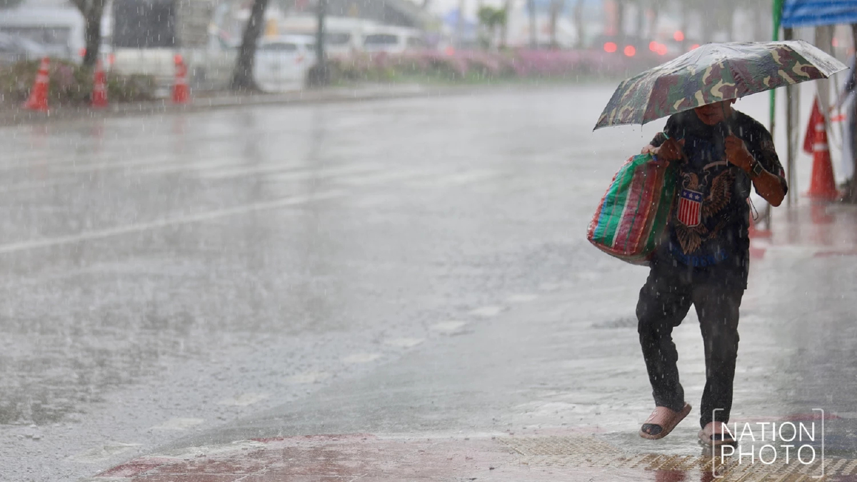 ฝนถล่มกรุง จตุจักรฝนตกหนัก ลมแรง อุตุฯเตือน กทม. มีฝนฟ้าคะนอง 30%