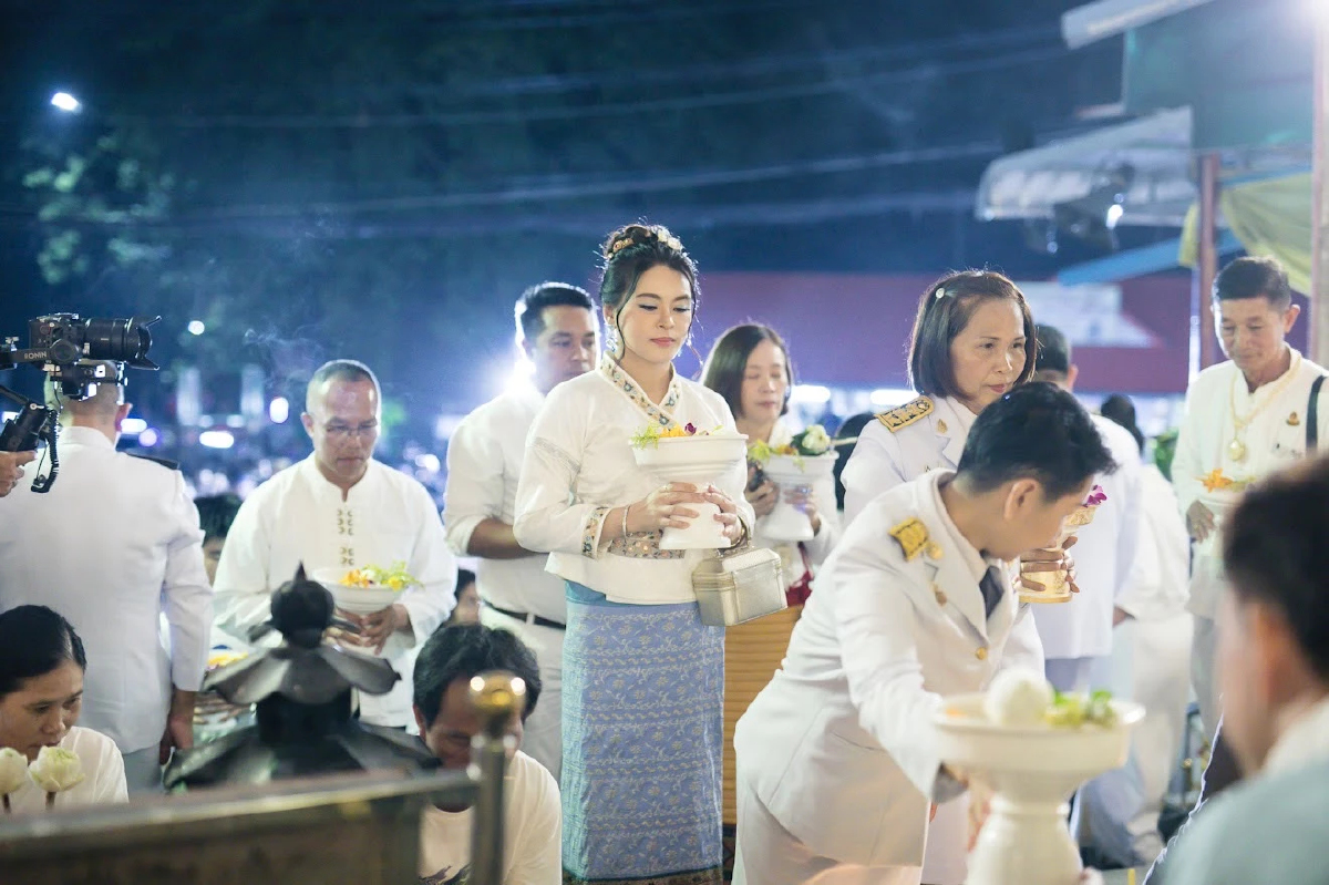 'มาดามหยก' พร้อมประชาชนร่วมสรงน้ำพระบรมธาตุดอยสุเทพ ในวันวิสาขบูชา