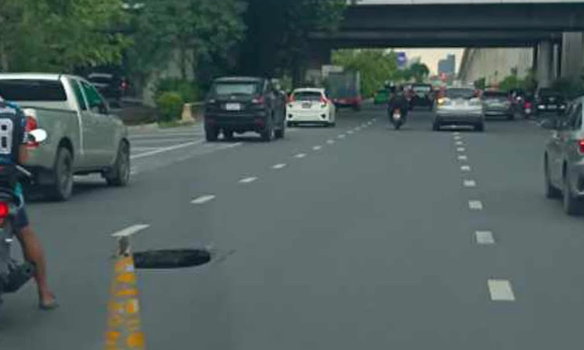 รถเล็กระวัง หลุมยุบ กลางถนนรามคำแหง 132/2 ลึก 1 เมตร ภายในมีน้ำขัง