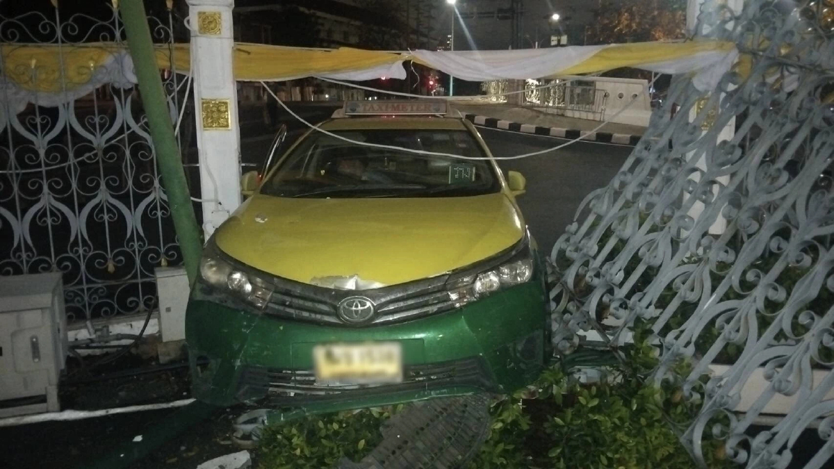 ‘แท็กซี่’ เมา ขับชนรั้ว ‘ทำเนียบรัฐบาล’ พังยับ