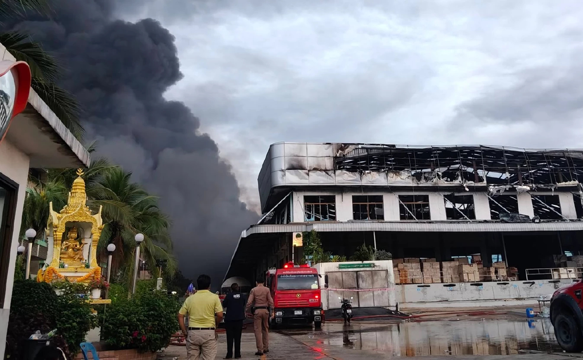 อัปเดต ไฟไหม้โรงงานเฟอร์นิเจอร์ PM2.5 พุ่งอันตราย สั่งอพยพด่วน