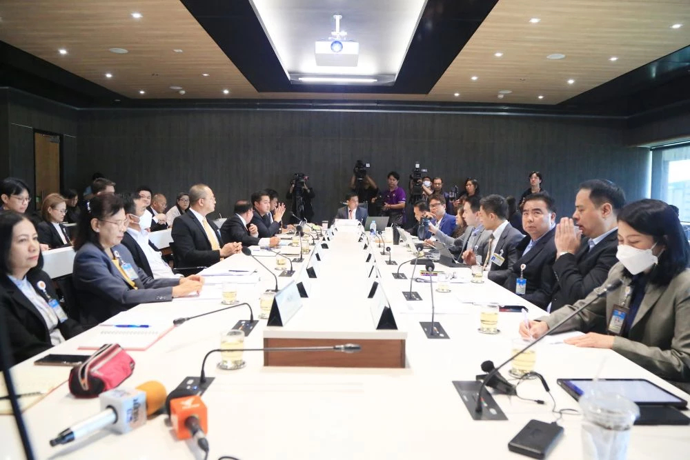 'สภาฯ' โบ้ย 'รองปธ.สว.-กมธ.กิจการสภา' ชงทำที่จอดรถ-โรงหนัง4D