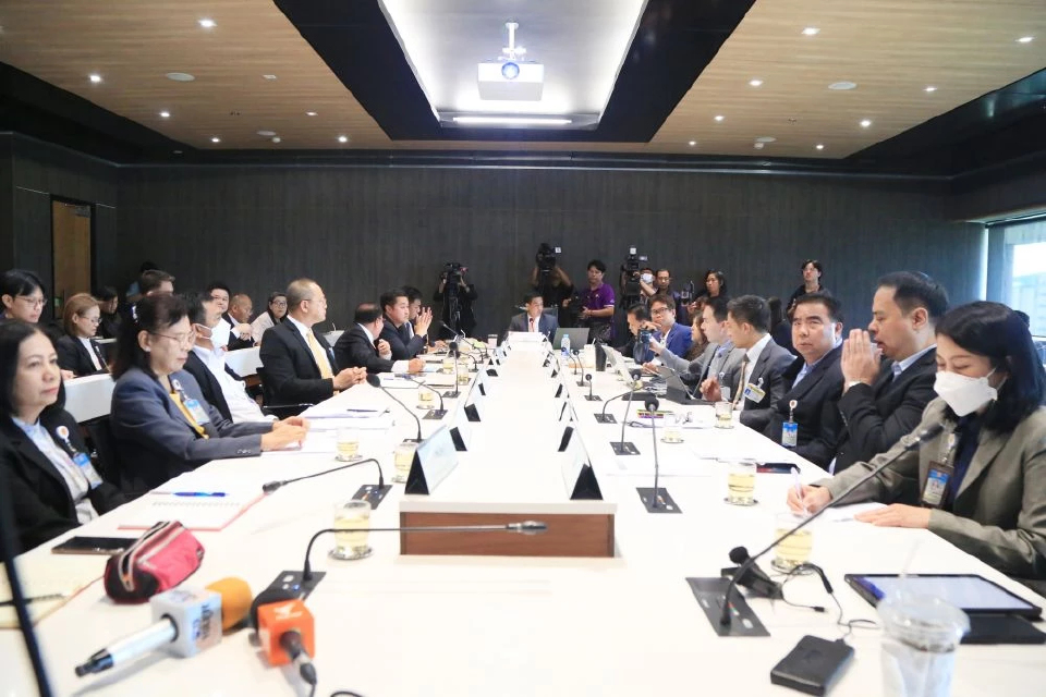 'สภาฯ' โบ้ย 'รองปธ.สว.-กมธ.กิจการสภา' ชงทำที่จอดรถ-โรงหนัง4D