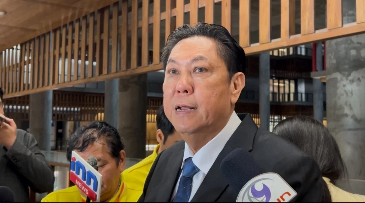 'เพื่อไทย' ไม่กังวลคดีนอนคุกทิพย์ ชี้ 'ทักษิณ' อยู่ในประเทศ