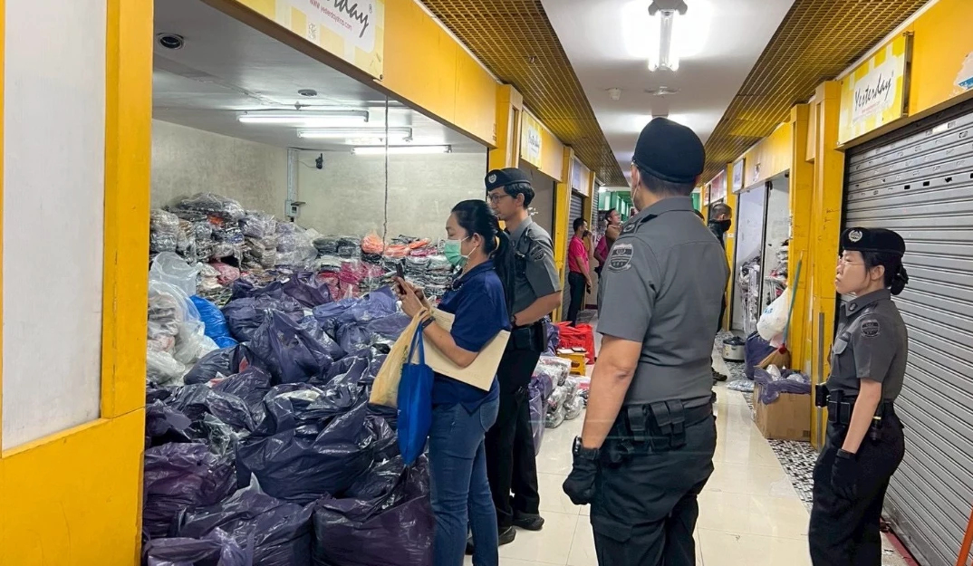 DSI บุกห้างดังกลางกรุง ยึดสินค้าปลอมแบรนด์หรู มูลค่า 10 ล้านบาท