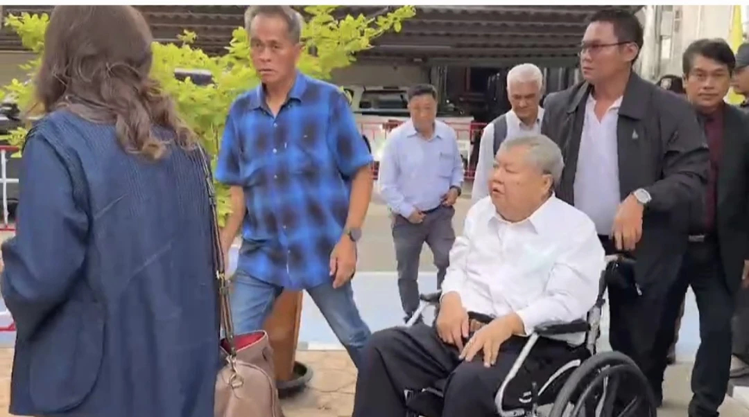 'เปรมชัย' นั่งวีลแชร์ พบพนักงานสอบสวน ตามหมายจับ  คดีตึก สตง.ถล่ม