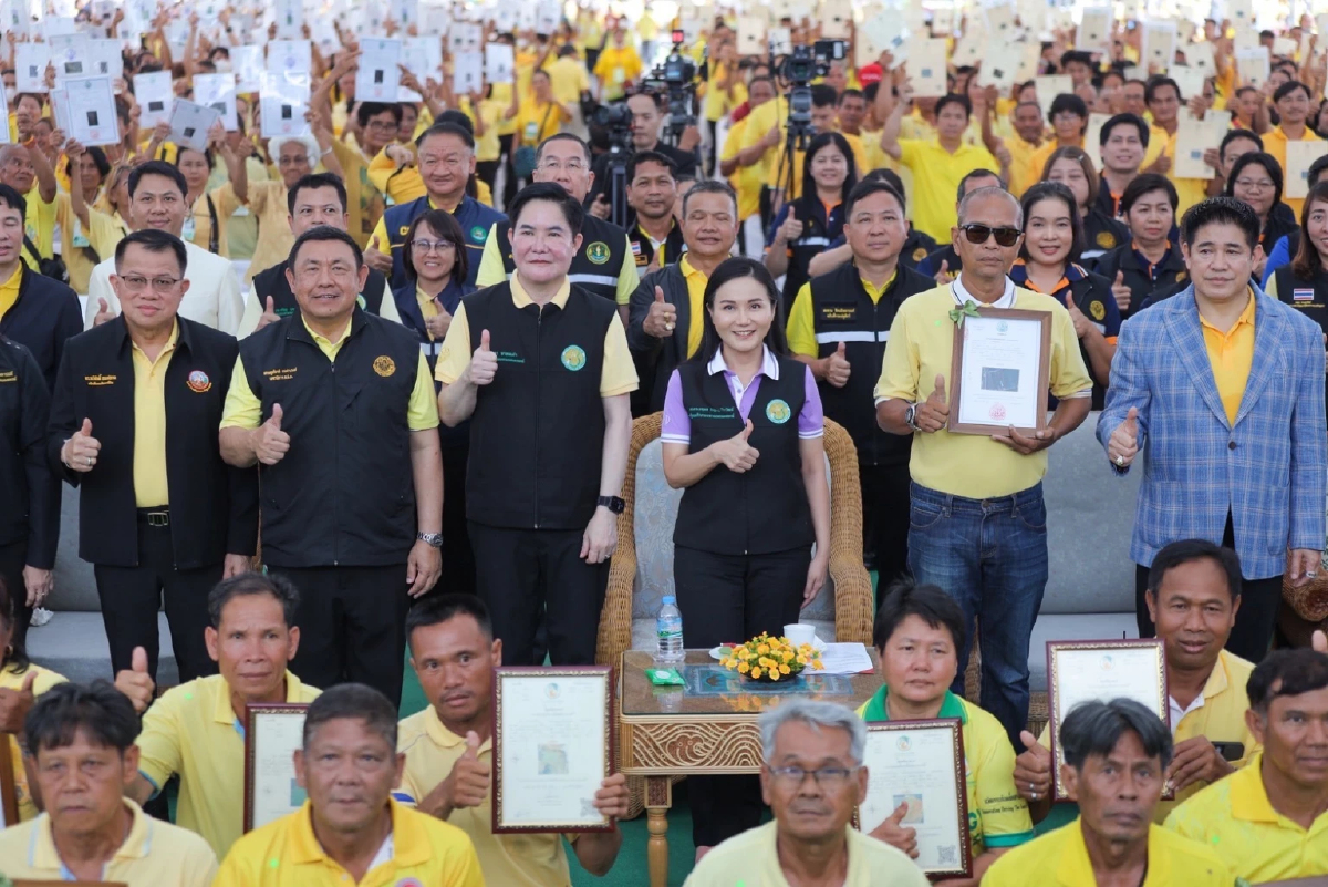 “นฤมล”นำ2 รมช.เกษตร มอบโฉนดต้นยาง-ต้นไม้ ยกระดับเข้าถึงแหล่งทุน