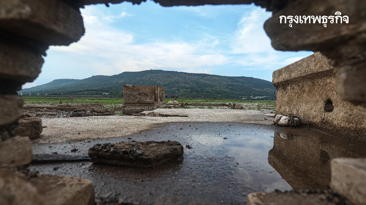 ภัยแล้งวิกฤติ รอบ 20 ปี 'เขื่อนลำตะคอง' น้ำเหลือ 9% ซากบ้านเก่าโผล่