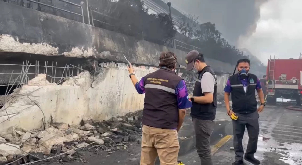 ไฟไหม้โกดังเฟอร์นิเจอร์ ลาดกระบัง ควันยังกรุ่น พฐ. เข้าตรวจไม่ได้