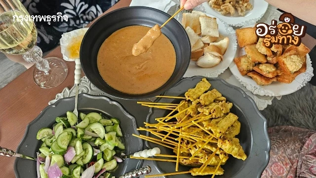 ‘หมูสะเต๊ะนายเกษม’ อร่อยมา 30 ปี ที่ ‘แฮปปี้แลนด์’ บางกะปิ