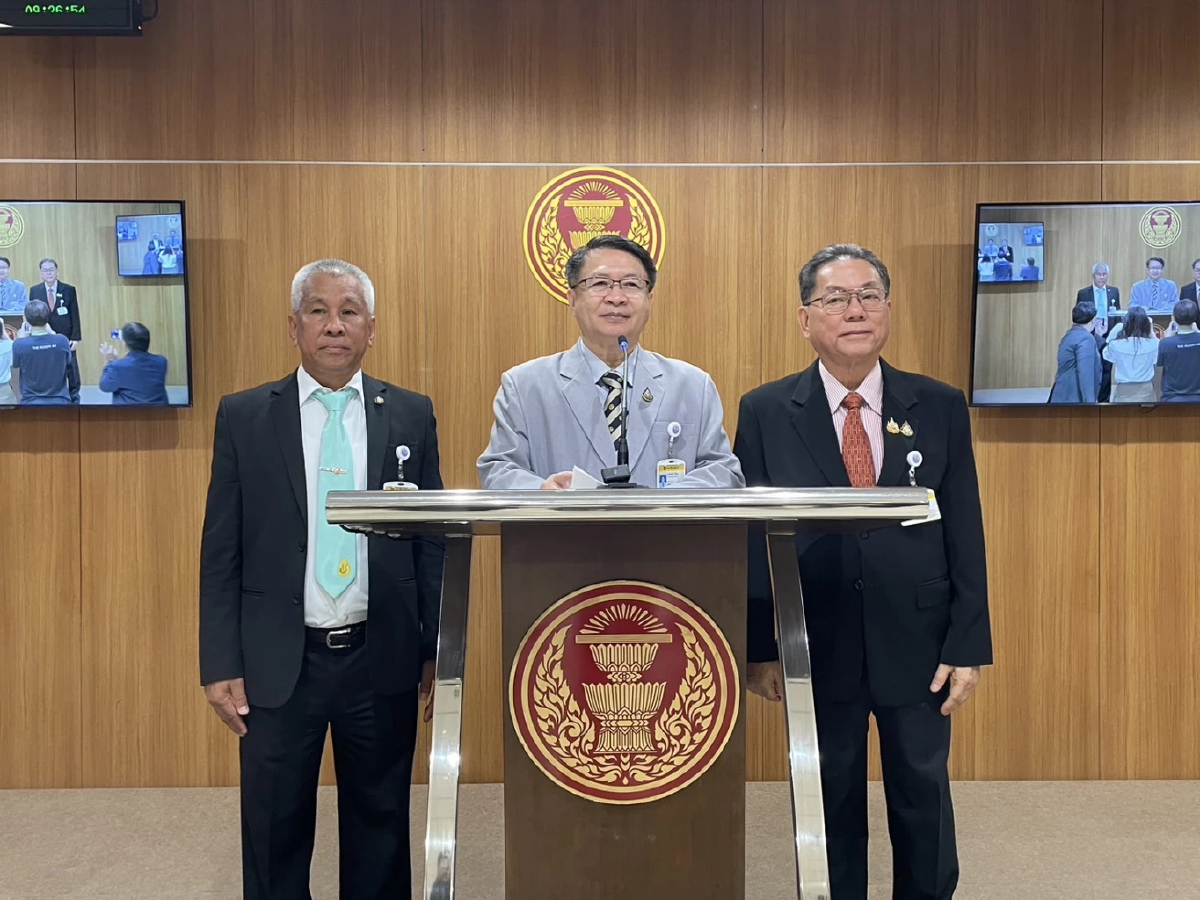 'หมอเปรม' ออกตัวเป็นคนละกลุ่ม ไม่รวมวง 'นันทนา' ถอดถอน สว.น้ำเงิน