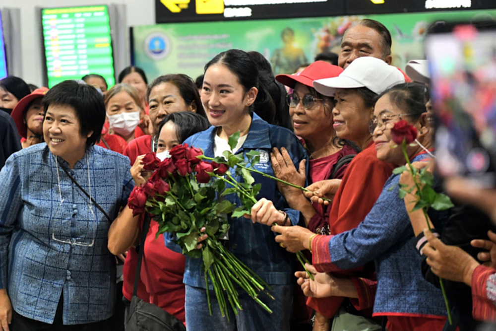 ชาวเชียงรายให้กำลังใจนายกฯ 'สู้ ๆ นะเจ้า' ก่อนลงพื้นที่น้ำท่วม