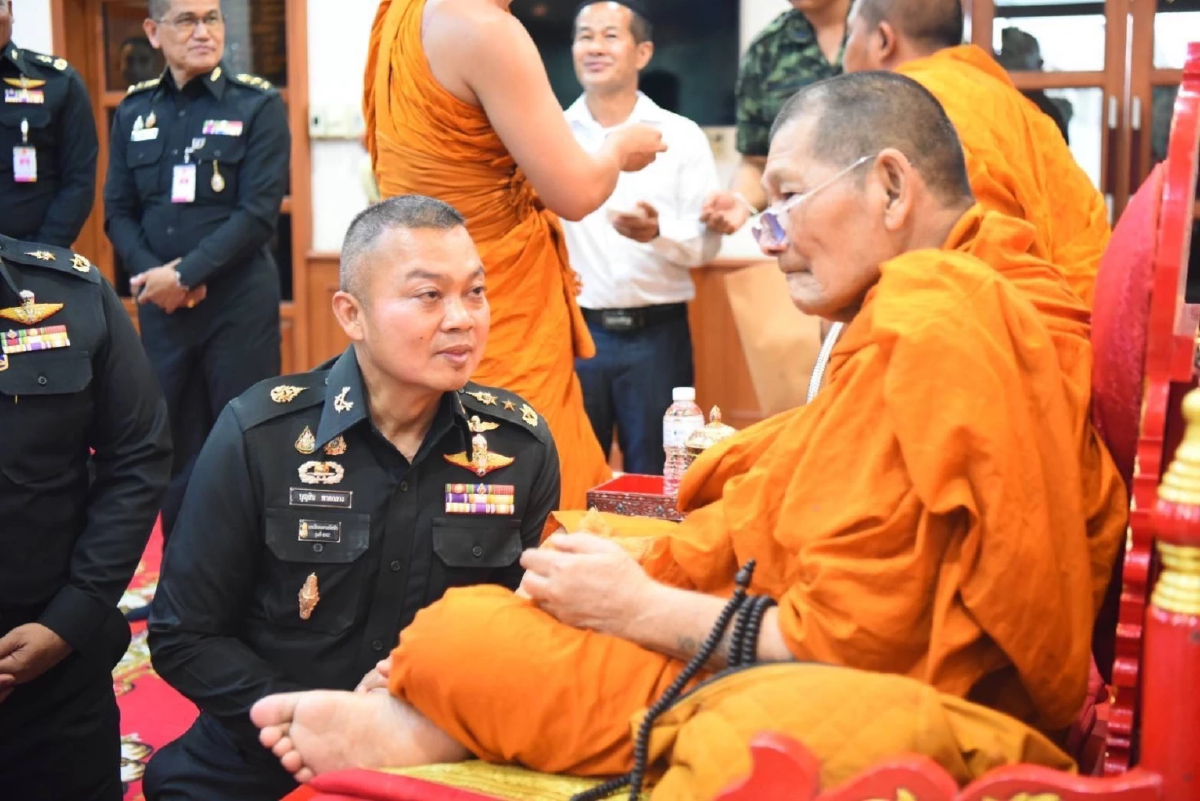 'หลวงปู่ศิลา' มอบเงินบริจาค ให้ 'มทภ.2' ใช้ภารกิจชายแดน