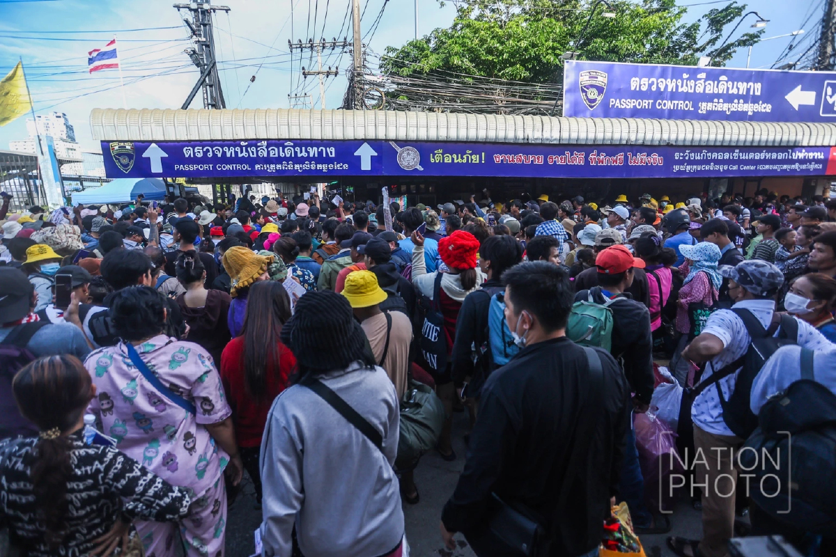 ชาวกัมพูชาแห่กลับภูมิลำเนา หลังเปิด 'ด่านบ้านคลองลึก' ชั่วคราว