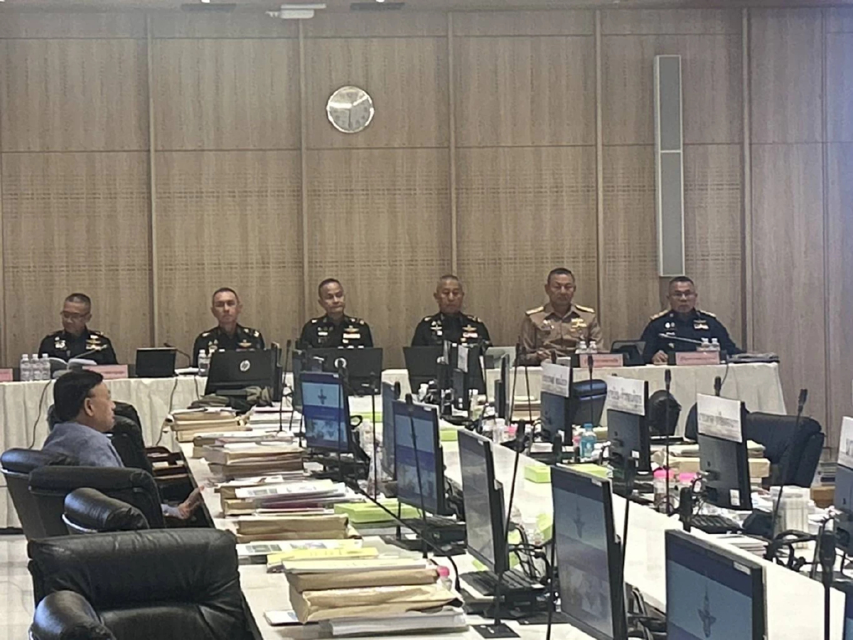 'ผบ.เหล่าทัพ' ตบเท้า แจงงบฯ69  ผบ.ทอ. ยึดสมุดปกขาว เผยคืบหน้าซื้อกริพเพน