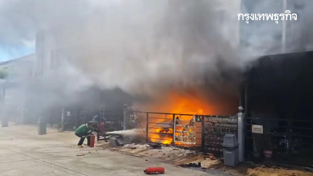 ไฟไหม้ทาวน์เฮ้าส์ หมู่บ้านดัง ราชพฤกษ์-รัตนาธิเบศร์ จนท.เร่งดับ