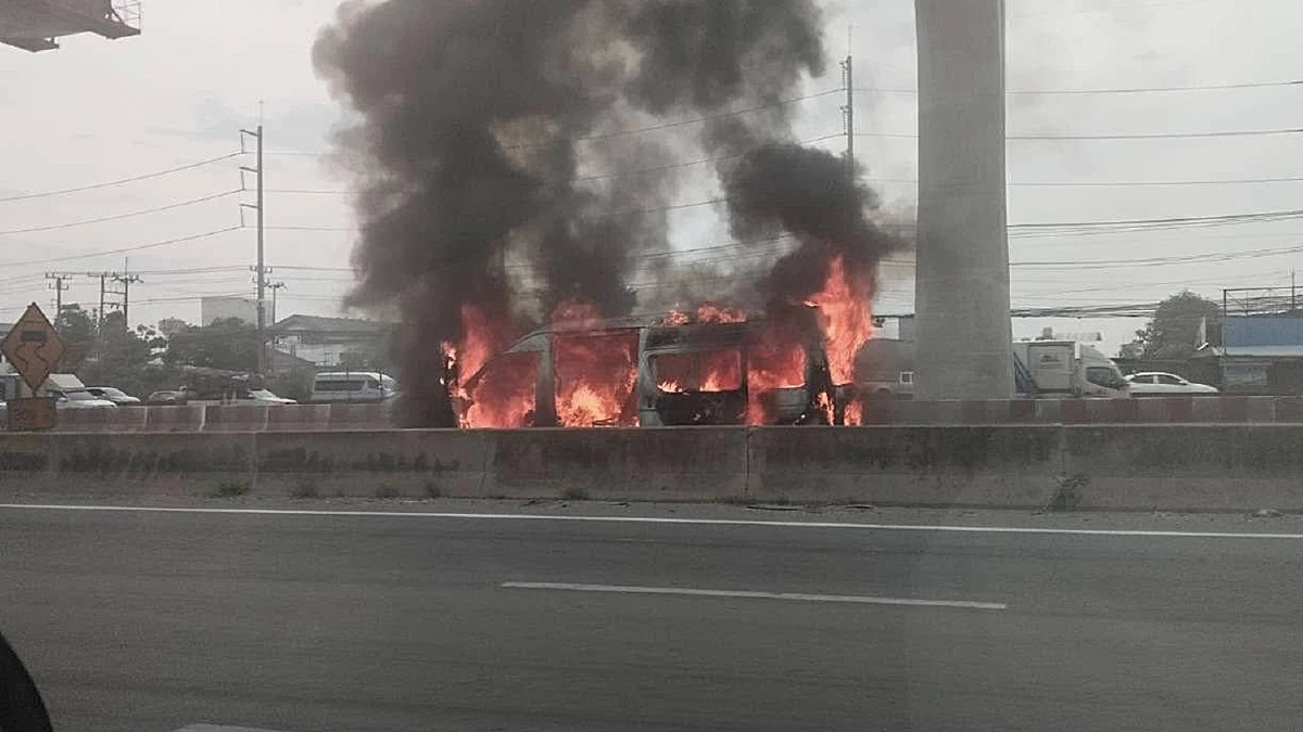 ระทึก เกิดเหตุไฟไหม้รถตู้โดยสารบนถนนพระราม 2 เพลิงเผาวอดทั้งคัน