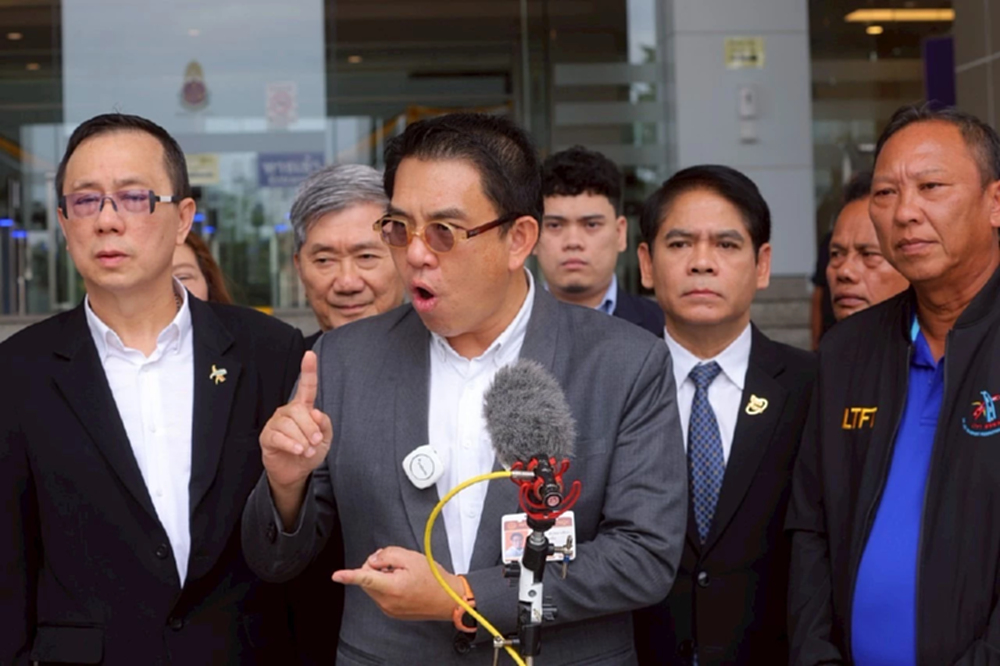 'วิโรจน์' พาผู้ประกอบการยื่น ป.ป.ช.-ผู้ตรวจฯ ชง ตร.แก้ปมรับส่วย