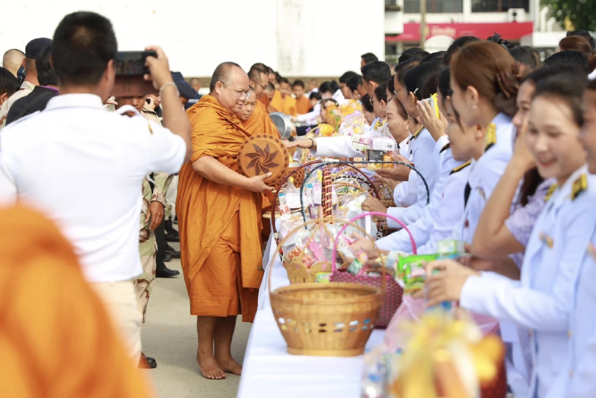ทำบุญตักบาตรถวายพระราชกุศล วันเฉลิมพระชนมพรรษา 'พระราชินี'