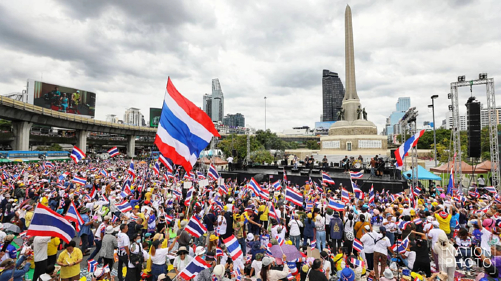กลุ่มรวมพลังแผ่นดิน อ่านแถลงการณ์ไล่นายก มวลชนตะโกนลั่น 'ออกไป'