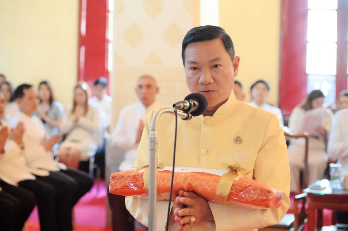 ปลัด มท. ทอดผ้าป่าสามัคคี สร้างพระคัมภีร์พระพุทธศาสนา ฉบับภูมิพโลภิกขุ