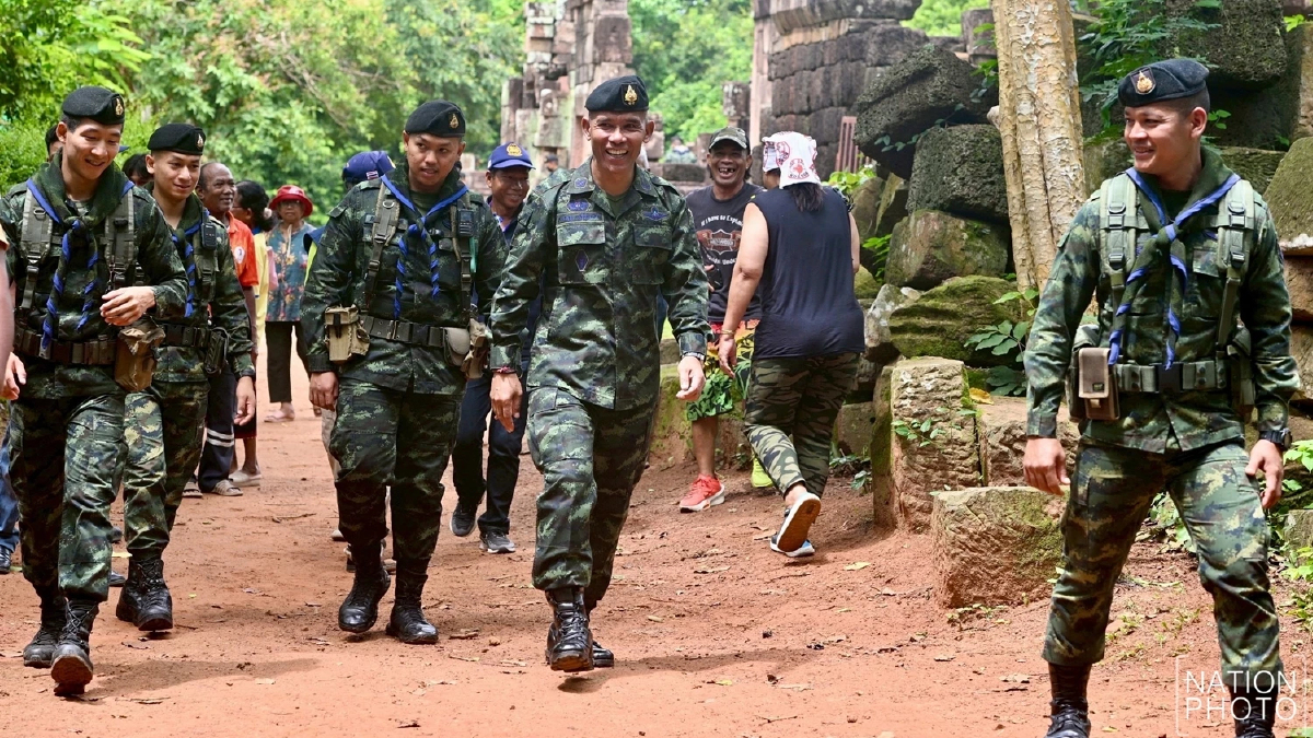 รองแม่ทัพภาคที่ 2 รุดเยี่ยมกำลังพลที่ ปราสาทตาเมือนธม จ.สุรินทร์